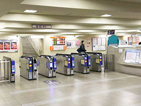 茶屋町出口改札