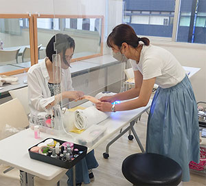 個室でのネイル講習風景
