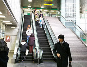 上りきって右へ