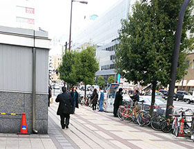 広い歩道を左へ